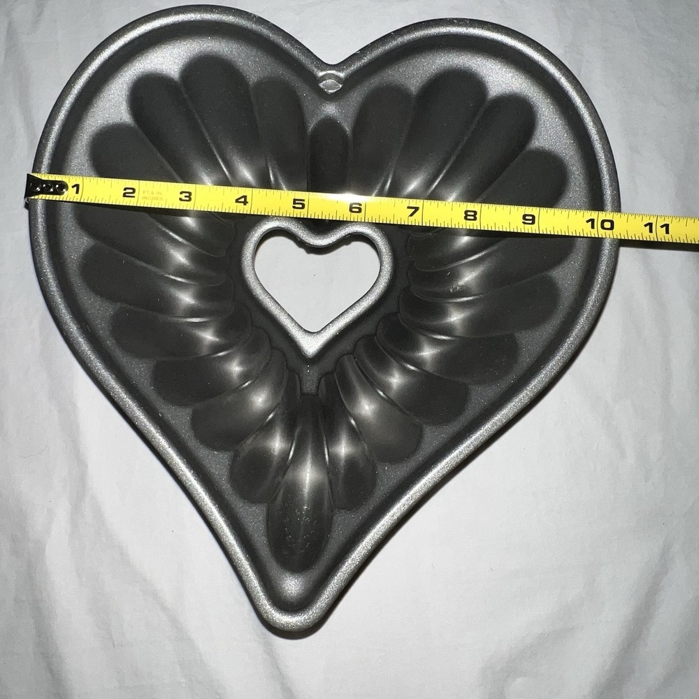 Nordic Ware Elegant Heart Mold Heavy Cast Aluminum Bundt Cake Pan 10 Cup Love - Picture 9 of 10